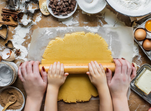 Ζαχαροπλαστικής, κέικ, μαγειρέψτε τα χέρια τους. Επιλεκτική εστίαση.  - Φωτογραφία, εικόνα
