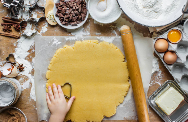 Pâtisserie, gâteaux, cuisiner leurs propres mains. Concentration sélective
.  - Photo, image