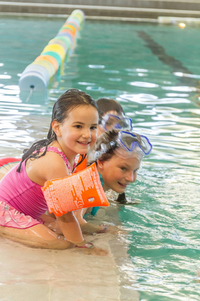 Gelukkig meisjes plezier in zwembad - Foto, afbeelding