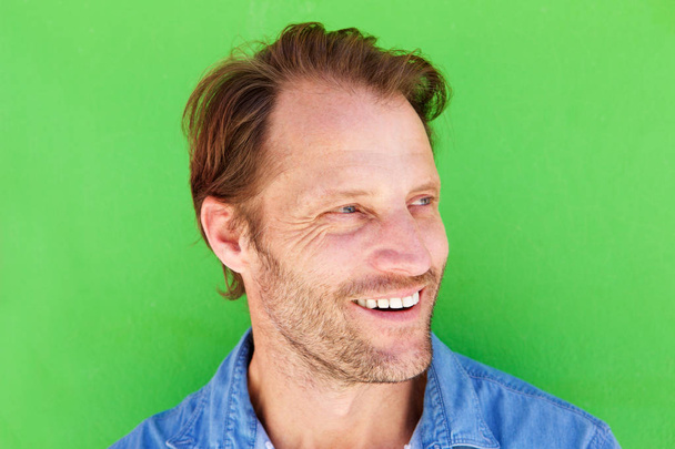 человек, улыбающийся на фоне зеленого
 - Фото, изображение