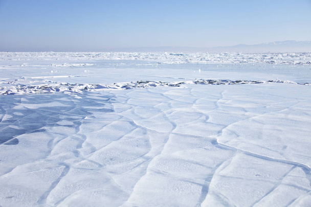 Deniz Baykal, buz çatlaklar. Kış manzarası - Fotoğraf, Görsel