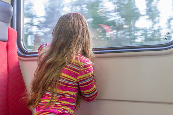 若いの白人の女の子が電車で旅行  - 写真・画像