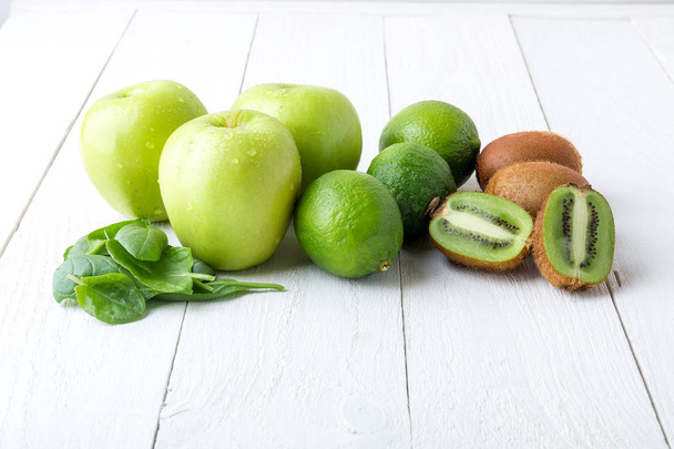 Ingrédients pour smoothie. Fruits verts sur fond de bois blanc. Pomme, citron vert, épinards, kiwi. Désintoxication. Aliments sains
. - Photo, image