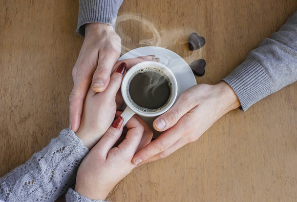 Tasse Kaffee zum Frühstück in den Händen von Verliebten. - Foto, Bild