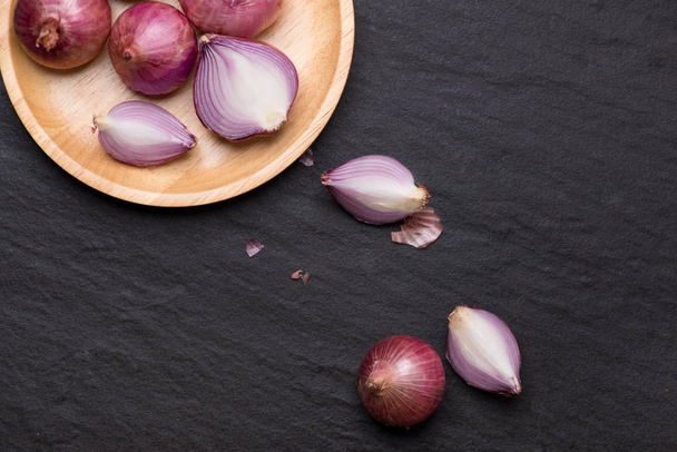 Full and half cut onions - Foto, imagen