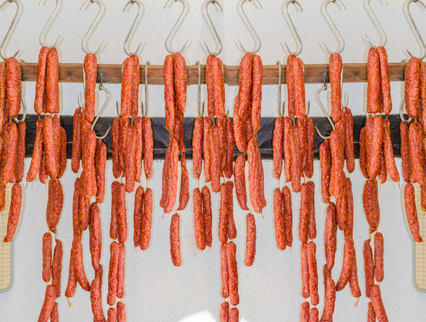Salchichas ahumadas en la carnicería
                        - Foto, Imagen