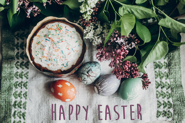 onnellista pääsiäistä teksti, kakku ja munat
 - Valokuva, kuva