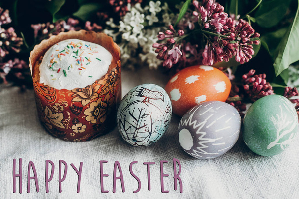 onnellista pääsiäistä teksti, kakku ja munat
 - Valokuva, kuva