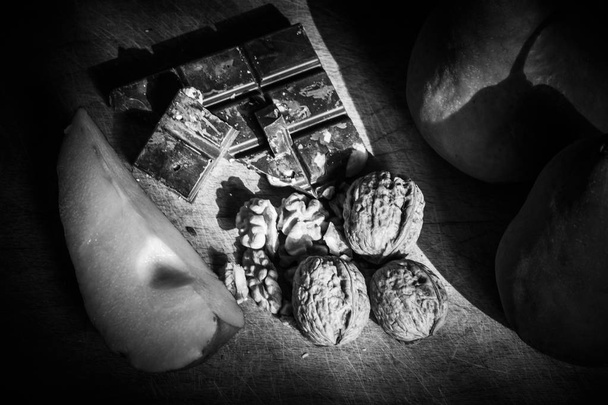 Nueces, chocolate y peras en blanco y negro
 - Foto, imagen