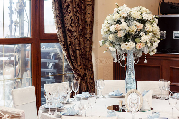 結婚式の装飾ガラスの花瓶と花 - 写真・画像