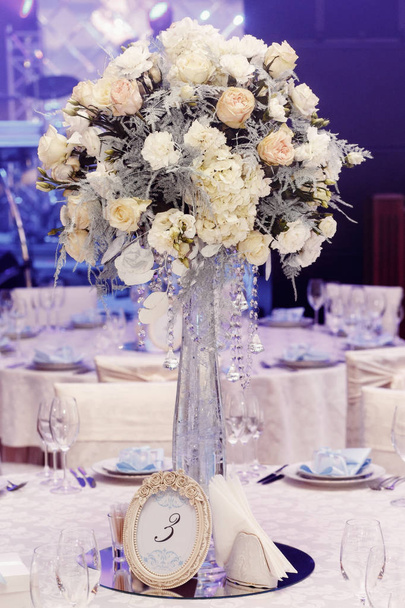 vaso de decoração com flores
 - Foto, Imagem