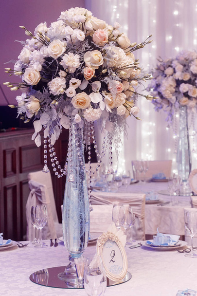 décor de mariage avec des fleurs et des vases en verre
 - Photo, image