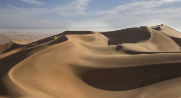 dunes de sable du désert de Liwa
  - Photo, image