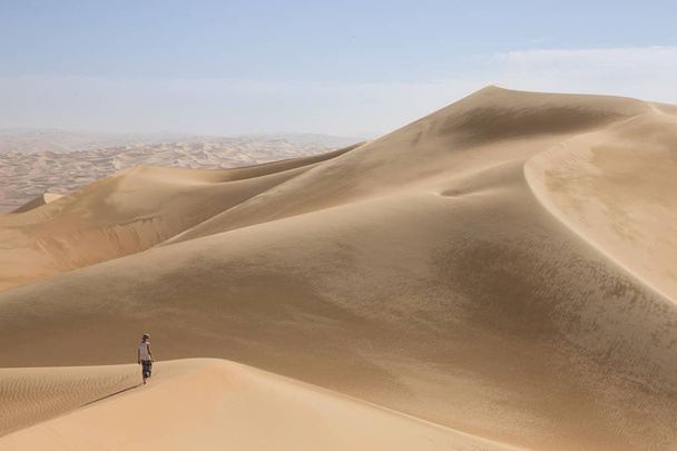 человек ходит по пустыне Лива
 - Фото, изображение
