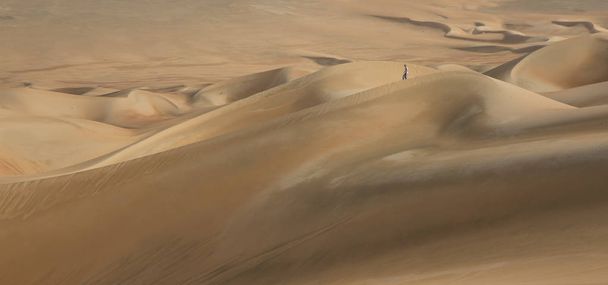 砂丘を歩く男 - 写真・画像