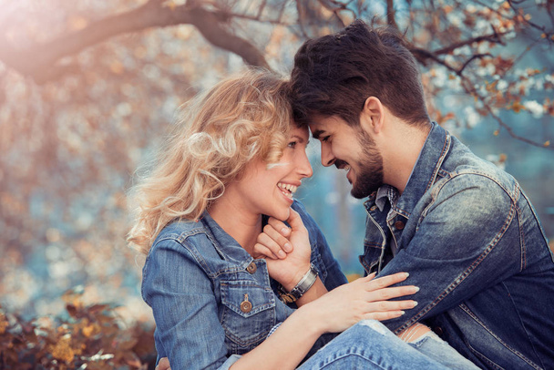 jovem casal apaixonado ao ar livre - Foto, Imagem