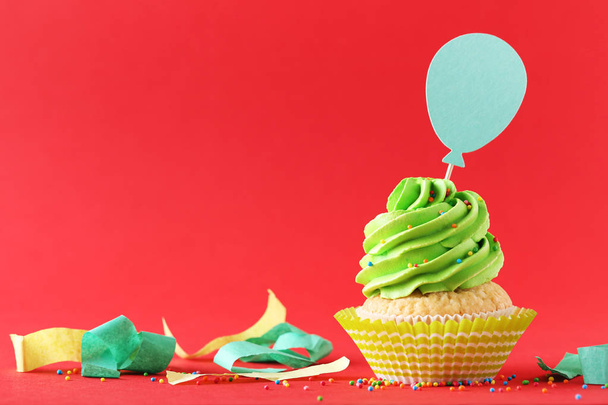 Tasty cupcake decorated by paper balloon - Valokuva, kuva