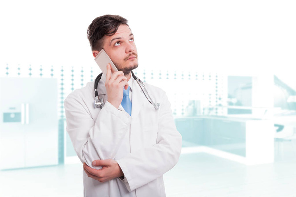 Profesjonalny lekarz rozmowy na telefon komórkowy - Zdjęcie, obraz