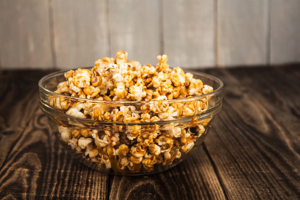 caramel popcorn in the clear bowl - Фото, изображение