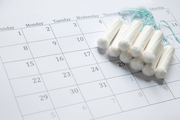 Menstruationstampons isoliert auf einem Kalenderblatt - Foto, Bild
