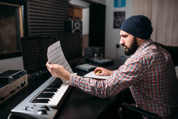 Producteur sonore en studio de musique
 - Photo, image