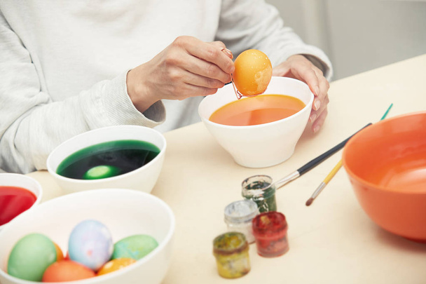 Žena připravuje velikonoční vejce - Fotografie, Obrázek