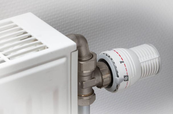 Bouton de température du radiateur de chauffage, usagé et poussiéreux
 - Photo, image