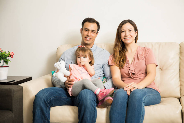 Família hispânica na sala de estar
 - Foto, Imagem