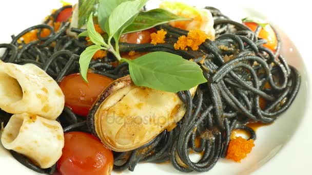 siyah spagetti deniz ürünleri - Video, Çekim