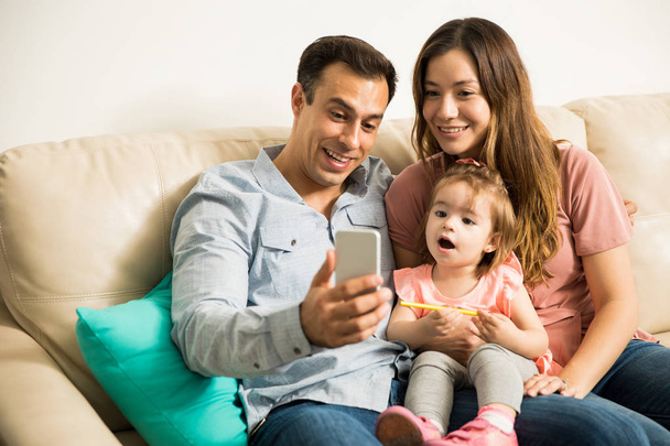 Hispán család vesz selfie - Fotó, kép