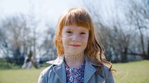 petite fille au gingembre avec des taches de rousseur souriant
 - Séquence, vidéo