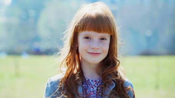 little ginger girl with freckles smiling - Footage, Video