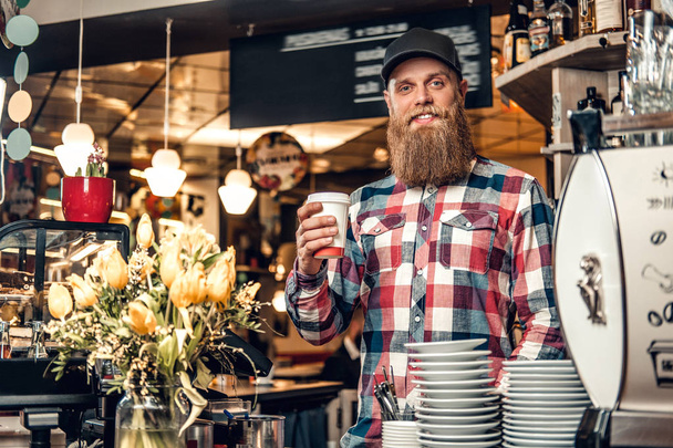 Kızıl saçlı sakallı adam bir kafede - Fotoğraf, Görsel