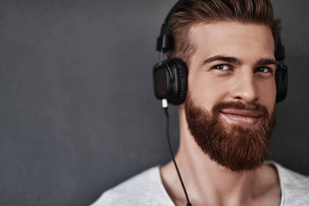 bearded man listening music - Valokuva, kuva