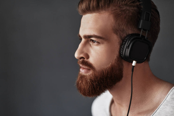 handsome bearded man listening music - Zdjęcie, obraz