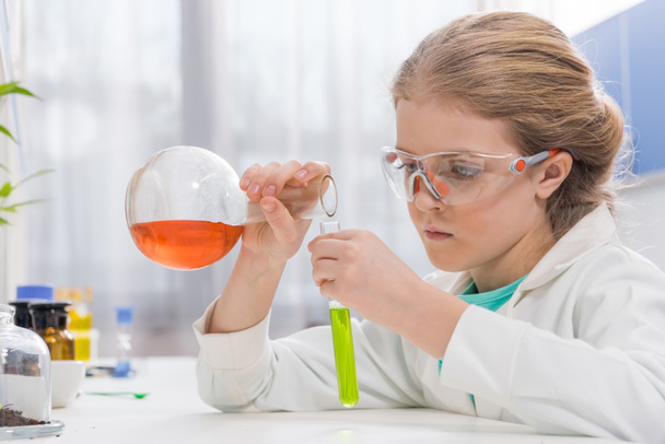 girl in goggles with flasks - Foto, afbeelding