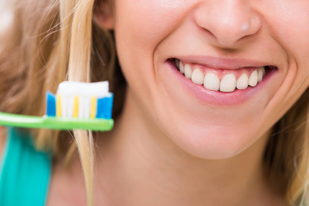 Close up photo of woman holding toothbrush - Foto, Imagem