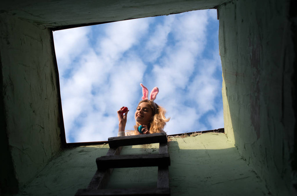 ladder to blue sky and happy easter girl with eggs - Foto, Bild