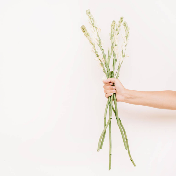 Жінка тримає букет з білих квітів
 - Фото, зображення
