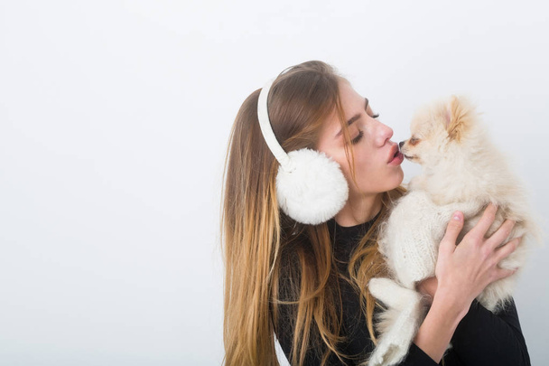 pretty girl kissing cute pomeranian dog - Valokuva, kuva