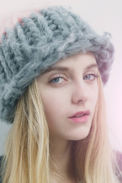 Pretty young girl with blond hair in fashionable hat - Foto, imagen
