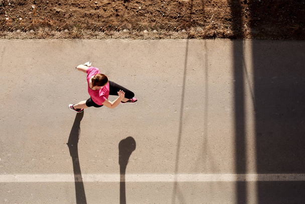 Young woman running - Φωτογραφία, εικόνα