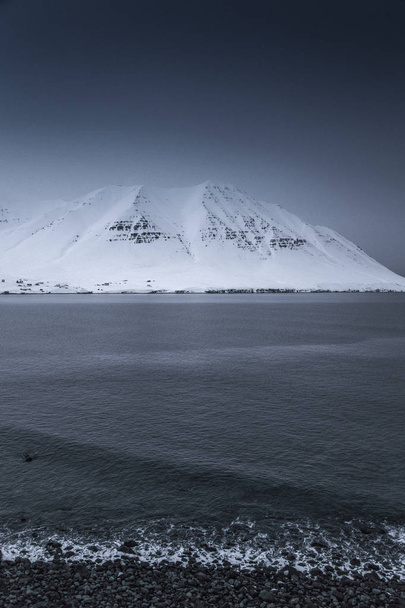 Mountain & ocean. Iceland. - Foto, afbeelding