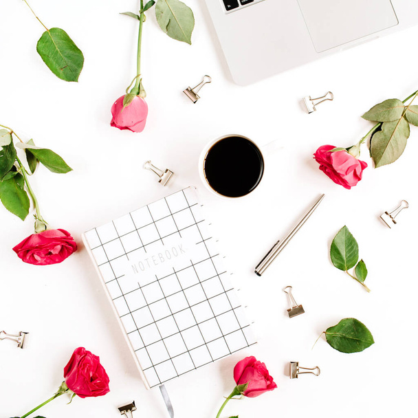 ワークスペース、ラップトップ、赤いバラの花、コーヒー カップ、ノート - 写真・画像