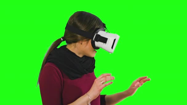 Nainen kääntää päätään VR-kuulokkeella
. - Materiaali, video