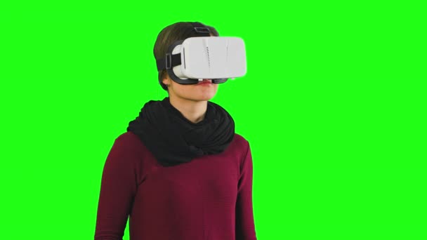 Mujer girando la cabeza con un auricular VR encendido
. - Metraje, vídeo