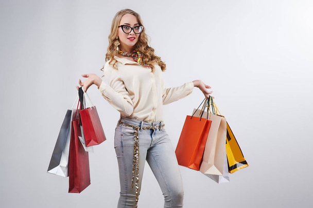 Frau hält Einkaufstüten vor weißem Hintergrund - Foto, Bild
