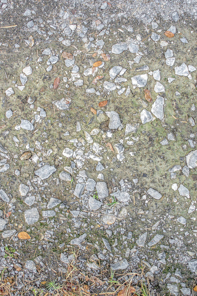 pedra de quartzo e lama ou solo marrom molhado ou sujeira líquida
  - Foto, Imagem