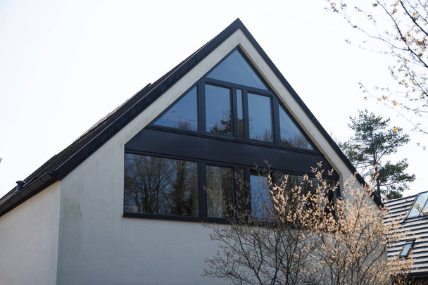 Maison avec façade en verre
 - Photo, image