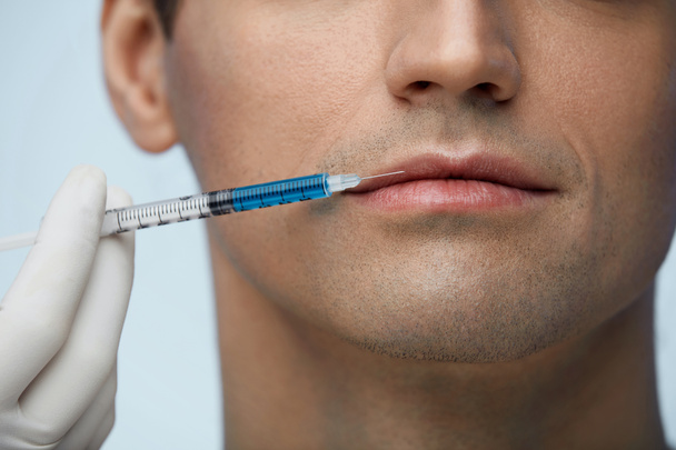 Erkek yüz yüz güzelliği dolgu enjeksiyonları almak closeup - Fotoğraf, Görsel